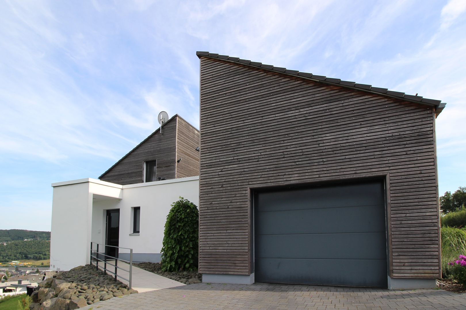 Wohnhaus Neunkirchen mit Holzfassade von Euteneuer Architekten
